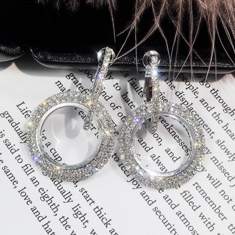 3/$30 💛🤍 Rhinestone Drop Earrings - Picture 4 of 7